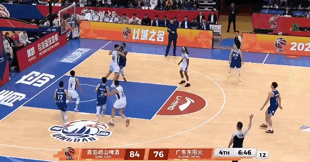 天博体育官方网站-段昂君身后抢篮板撞到徐杰膝盖，徐杰小腿不适被换下场