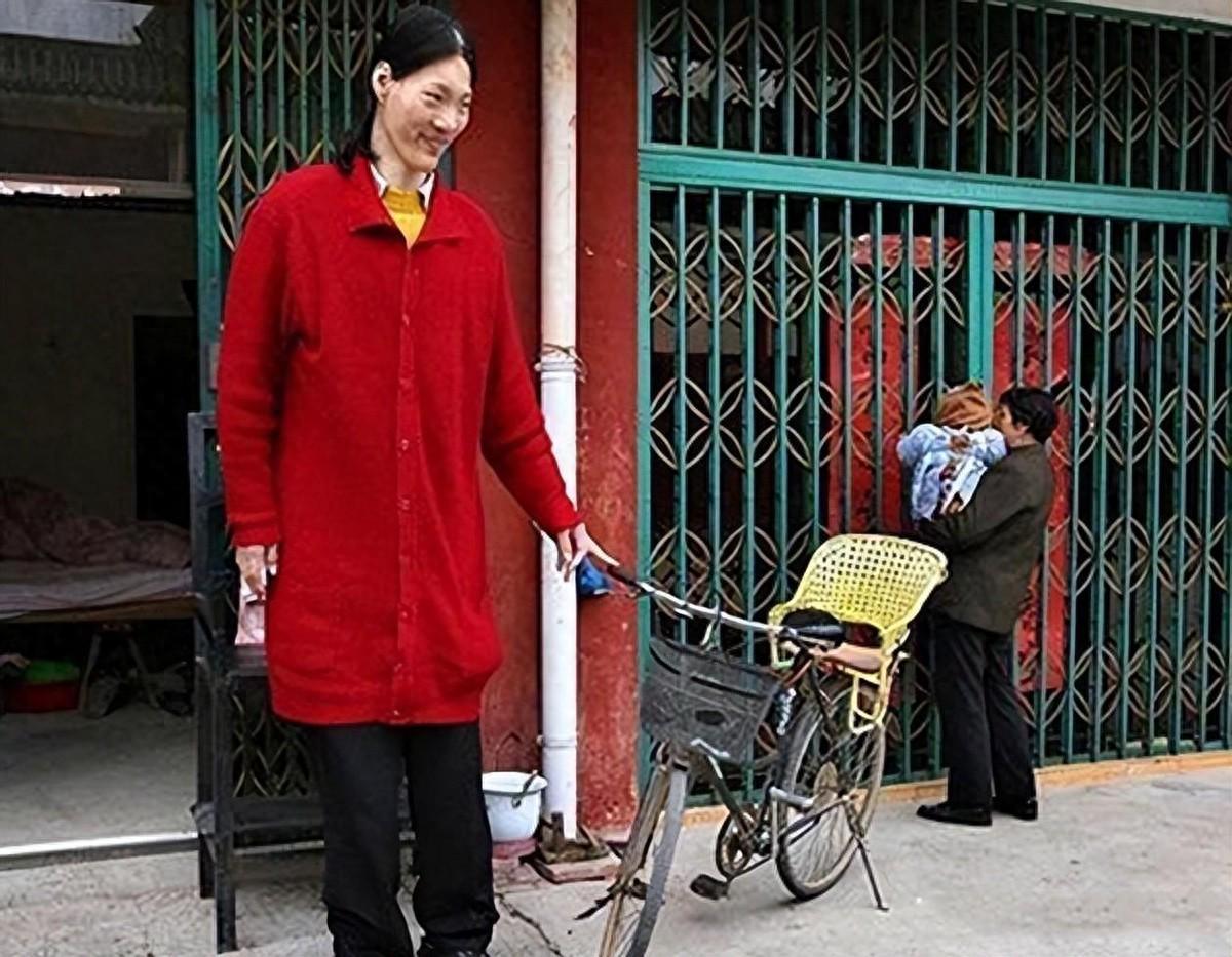 天博体育官方网站-世界第一女巨人来自中国安徽，穿78码的鞋子，一顿饭吃六碗炒面